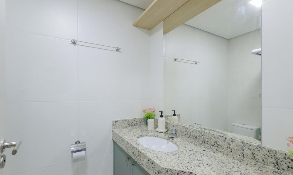 Basic Apartment | Bathroom | Shower