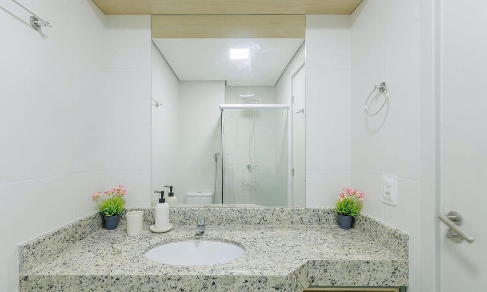 Basic Apartment | Bathroom | Shower