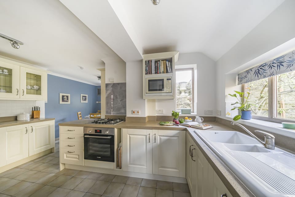 Grove Lodge, Osmington: The well-equipped kitchen