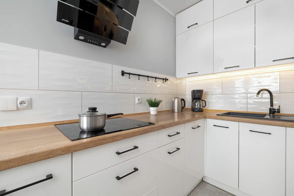 A bright kitchen equipped with an oven, dishwasher, and modern appliances. The functional layout makes cooking easy and enjoyable.
