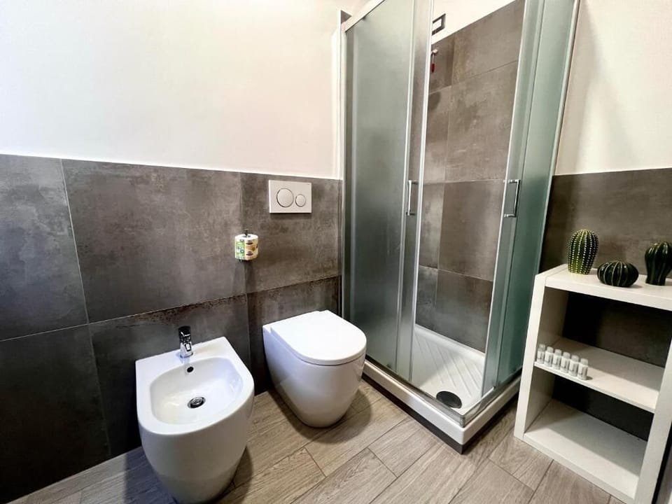 Double Room | Bathroom | Shower, free toiletries, hair dryer, slippers