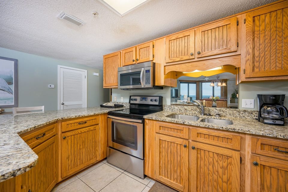 Condo, 3 Bedrooms | Private kitchen | Coffee/tea maker, fridge, oven