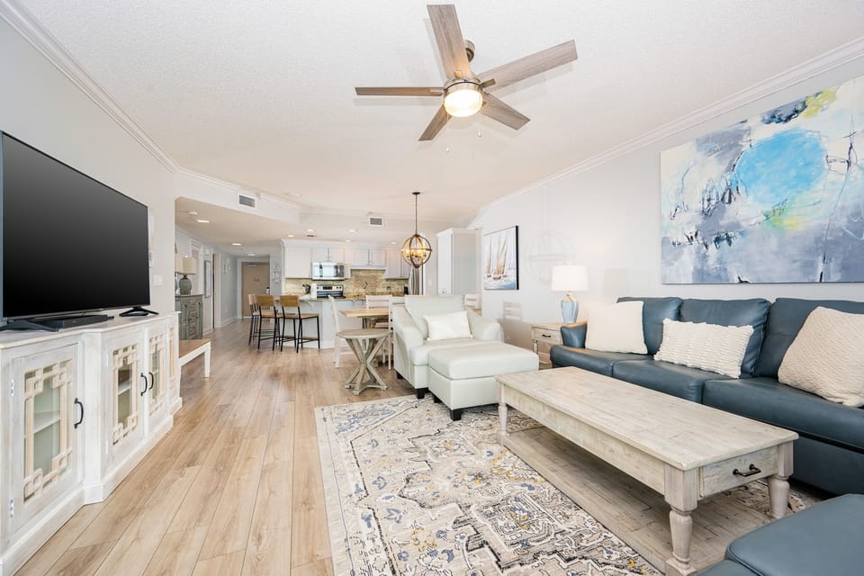 Condo, 3 Bedrooms | Living area