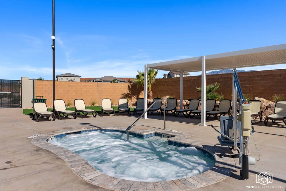 House, 5 Bedrooms | Pool