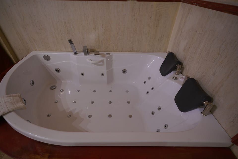 Deluxe Room, Mountain View | Bathroom
