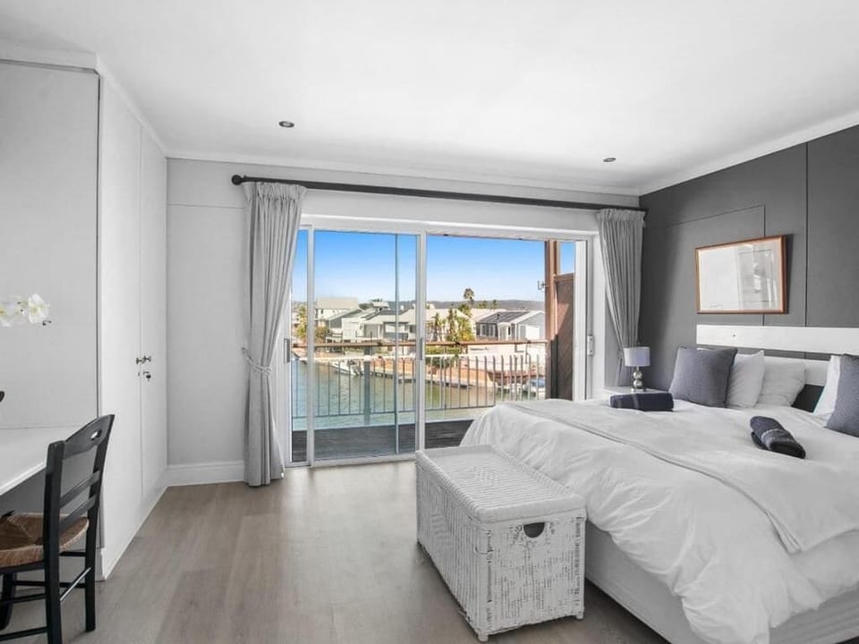Comfort Apartment, Balcony, Marina View | Blackout drapes, iron/ironing board, WiFi (free)
