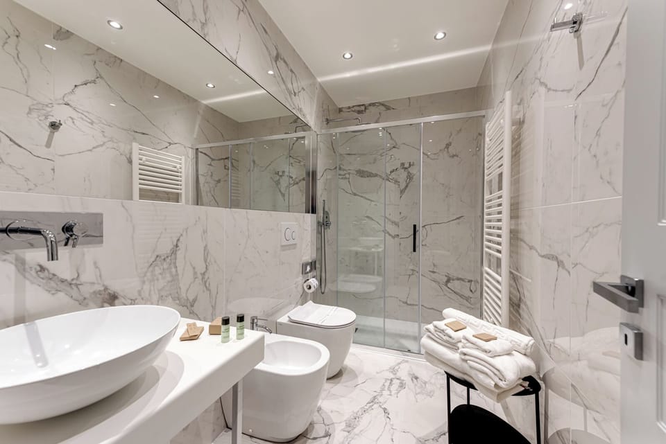Queen superior - 16 mq (Via dante Alighieri n 62) | Bathroom | Shower, rainfall showerhead, free toiletries, hair dryer