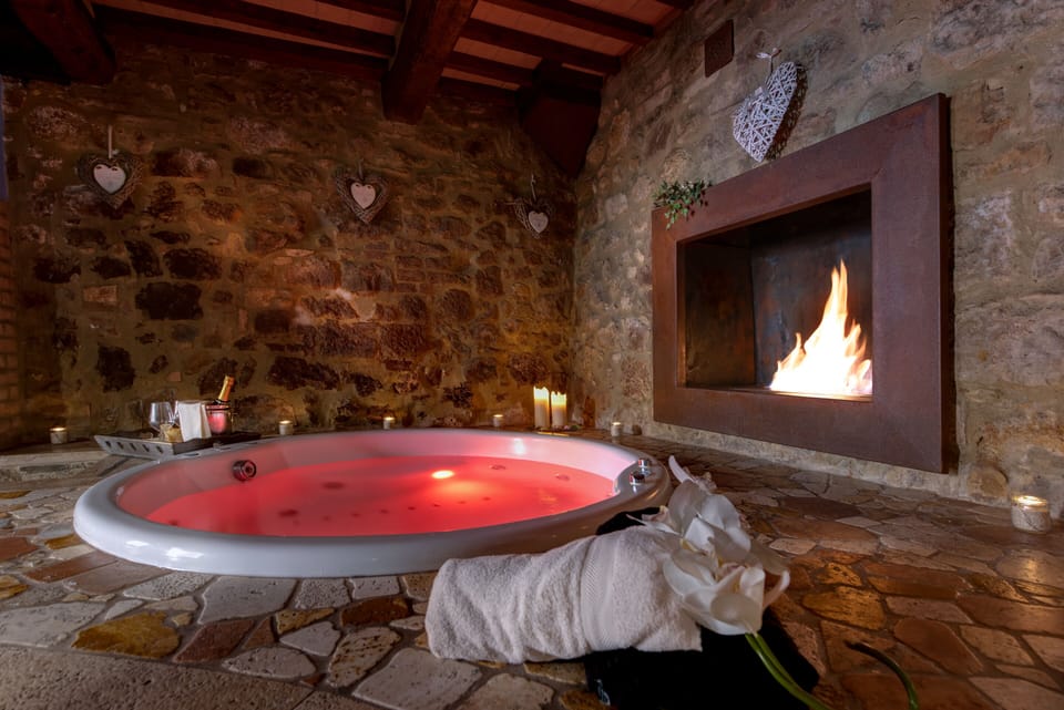 Couples treatment rooms, sauna, hot tub, steam room, body treatments