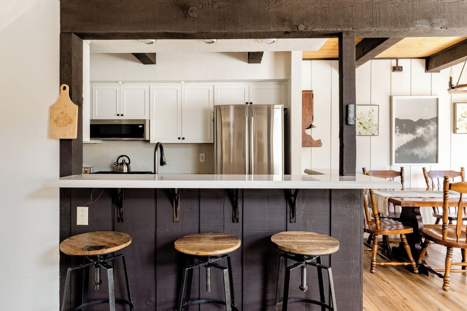Kitchen and breakfast bar