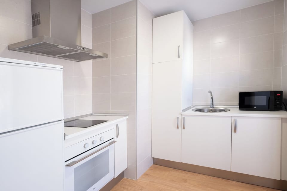 Apartment (2 habitaciones) | Private kitchen | Espresso maker, full-size fridge, microwave, stovetop