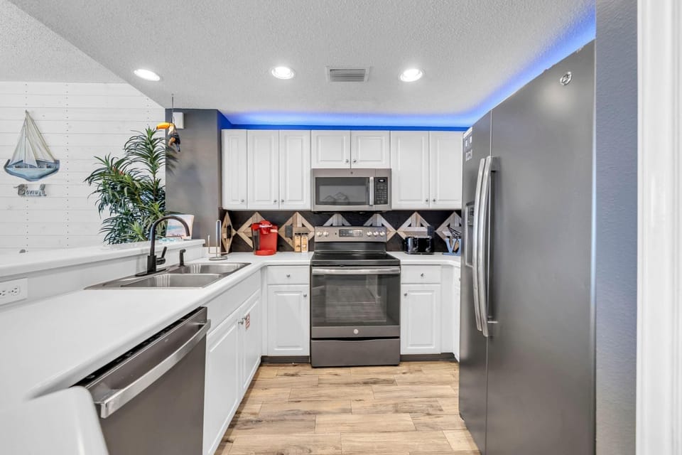 Condo, Multiple Beds (Majestic Beach Towers 2-407) | Private kitchen