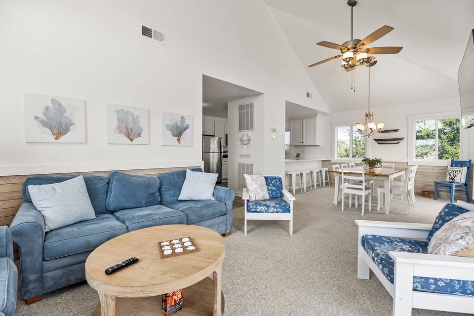 A-B-Ceas | Top Level Living Area