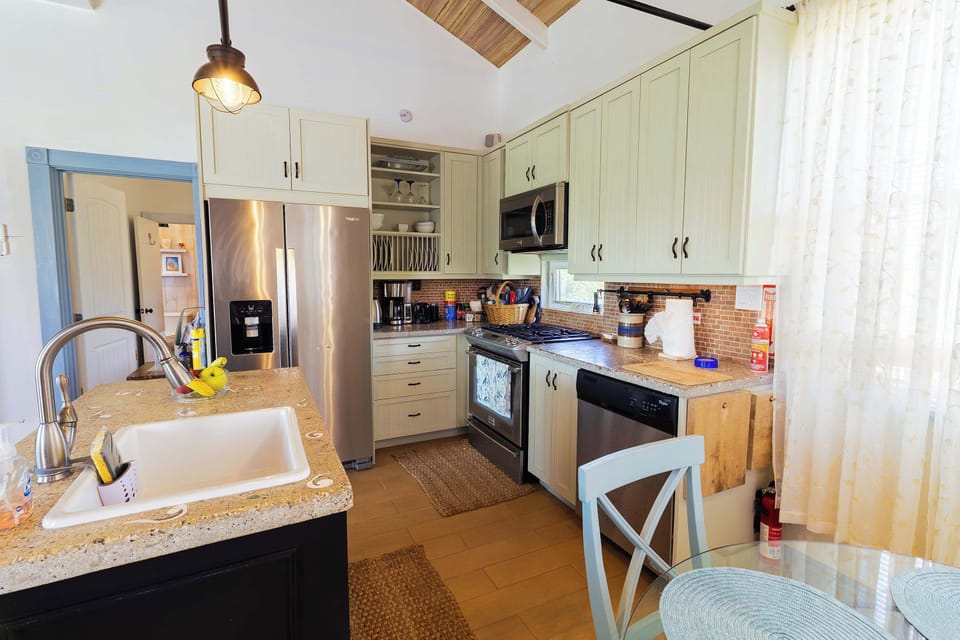 Stainless steel appliances with granite countertops