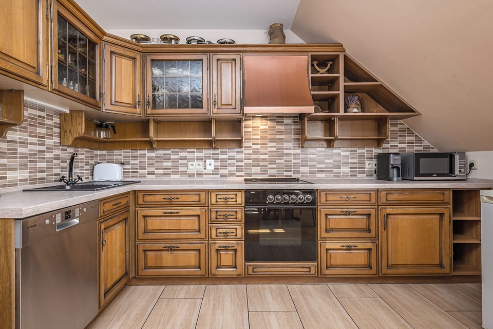 Comfort Apartment, 2 Bedrooms, Kitchen, Garden View | Private kitchen | Coffee/tea maker, full-size fridge, microwave, oven