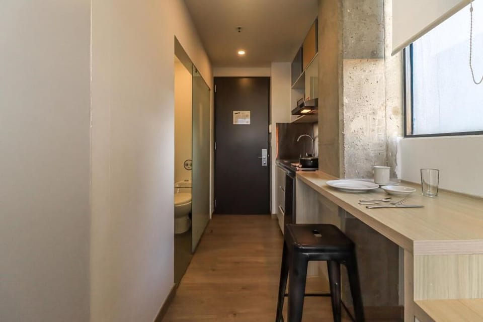 Basic Room, 1 Double Bed | Private kitchen | Mini-fridge, microwave, stovetop, cookware/dishes/utensils
