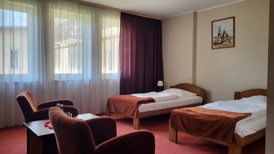 Classic Twin Room | In-room safe, desk, WiFi (free), bed sheets