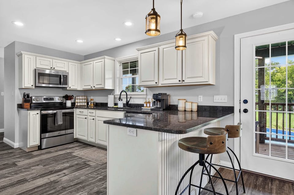 Kitchen: This bright and functional kitchen offers a comfortable space to prepare meals, grab a quick bite, or enjoy your favorite snacks throughout your stay.
