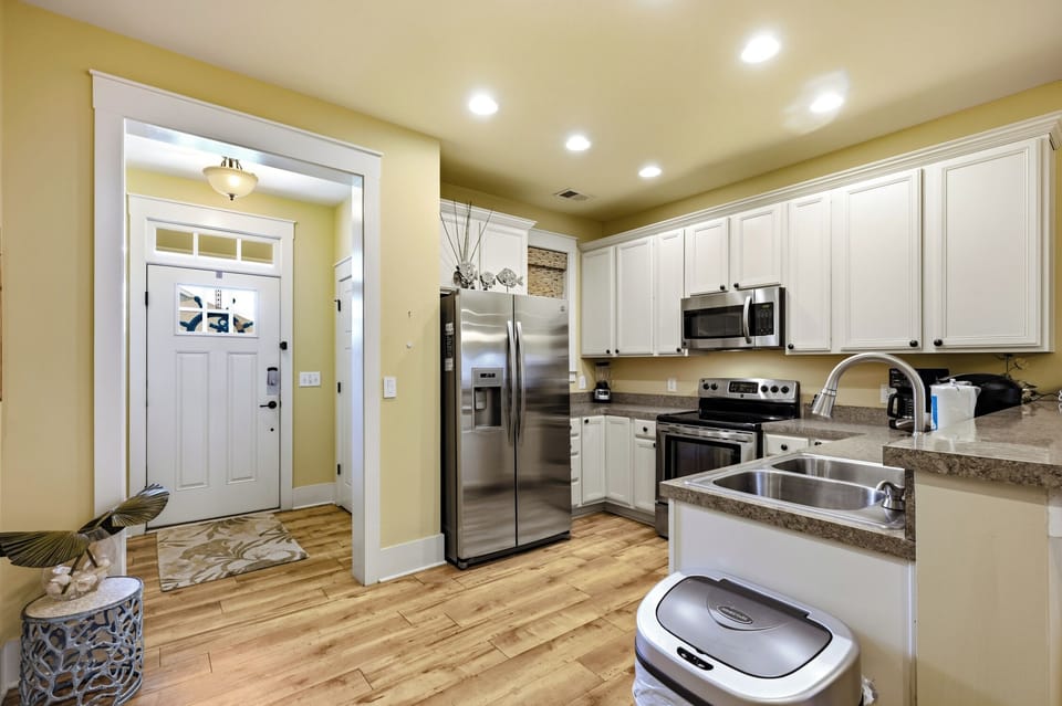 624 Ratoon Lane - Entry way & Kitchen