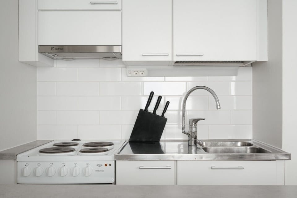 Kitchen worktop with extractor hood, stove and knife set