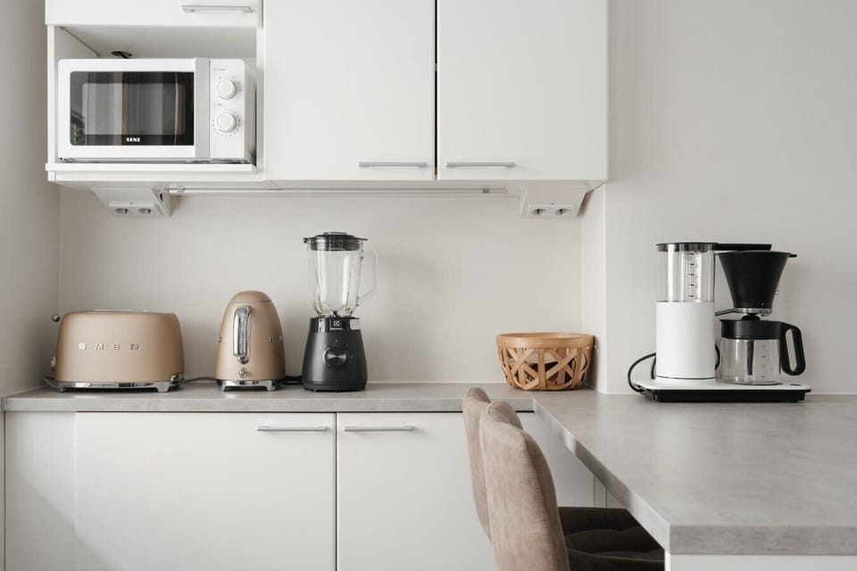 Design kitchen with Smeg kettle and toaster, blender and filter coffee maker