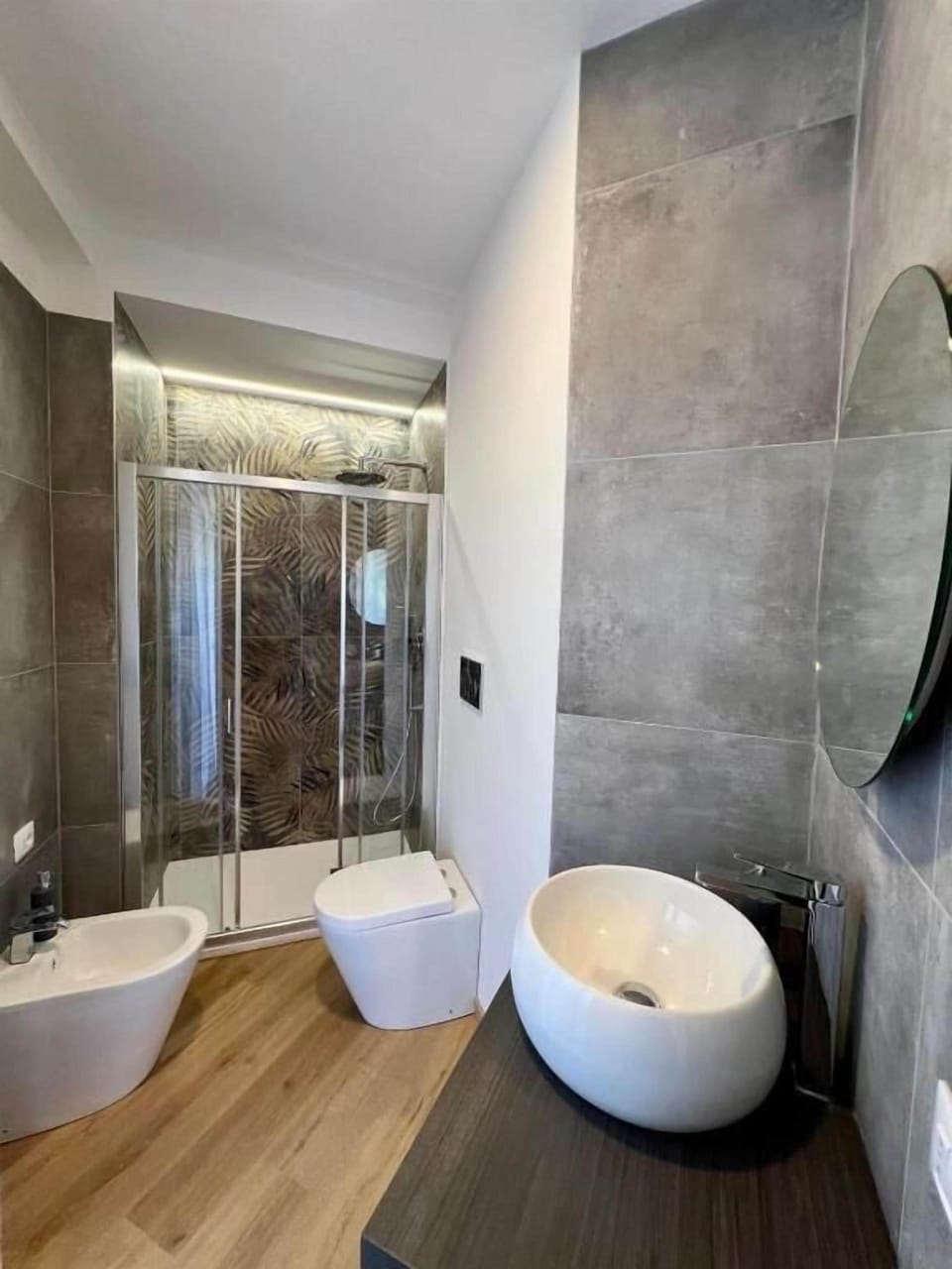 Deluxe Double Room, 1 Queen Bed, Balcony, City View | Bathroom | Shower, rainfall showerhead, hair dryer, bidet