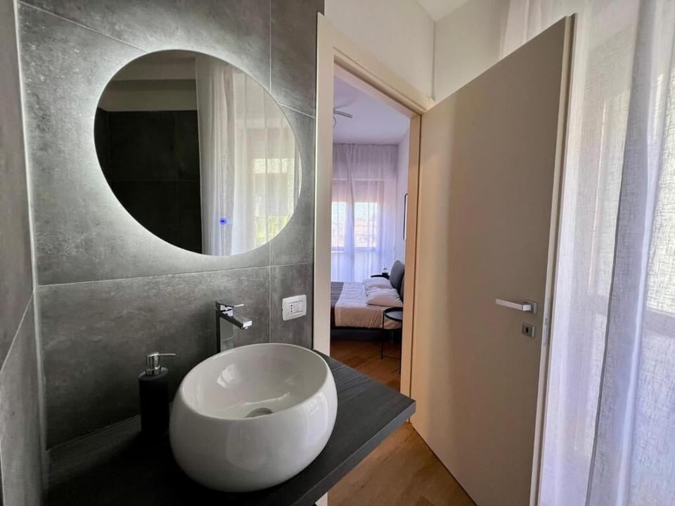 Deluxe Double Room, 1 Queen Bed, Balcony, City View | Bathroom | Shower, rainfall showerhead, hair dryer, bidet