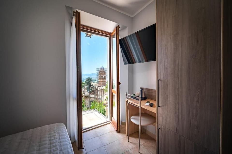 Deluxe Single Room, Balcony, Garden View | WiFi (free)