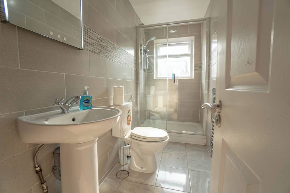 Free Parking 7 Beds Contractor & Large Groups House in Reading