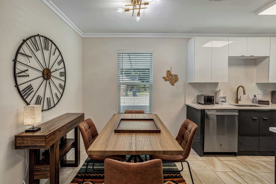 Dining table for 4 guests