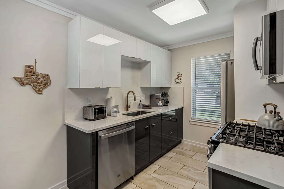 Full kitchen w/ K cup coffee maker