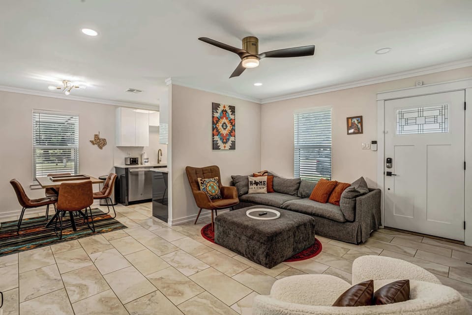 Living room w/ smart TV & electric fireplace