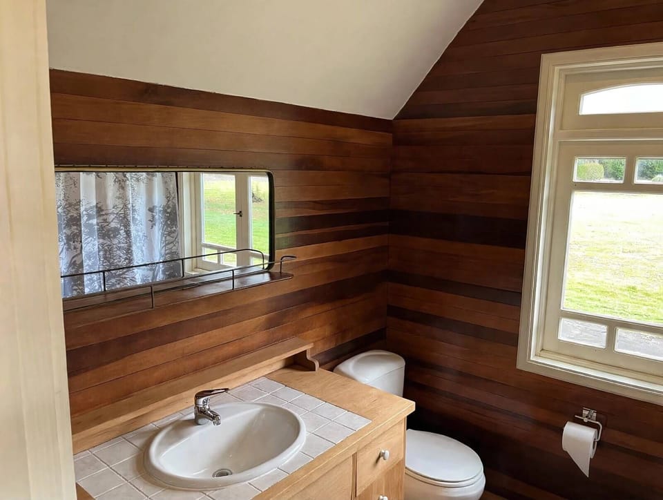 Superior Room, Hill View | Bathroom | Slippers, towels, soap, shampoo