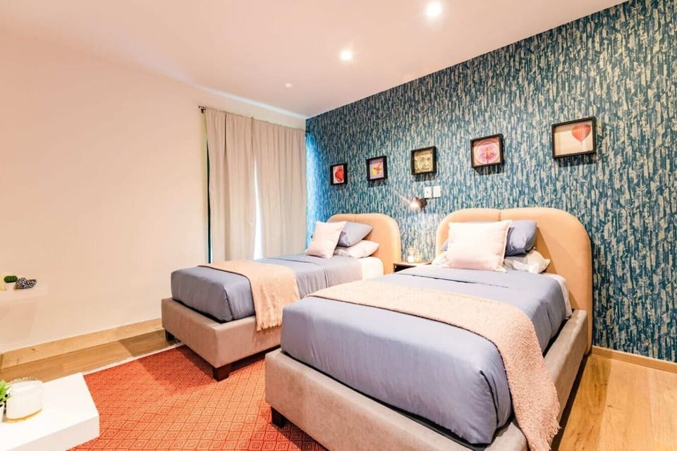 Bedroom 4 has 2 single beds