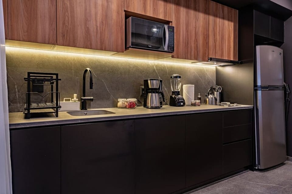 Modern kitchen with all the appliances ready for cooking.