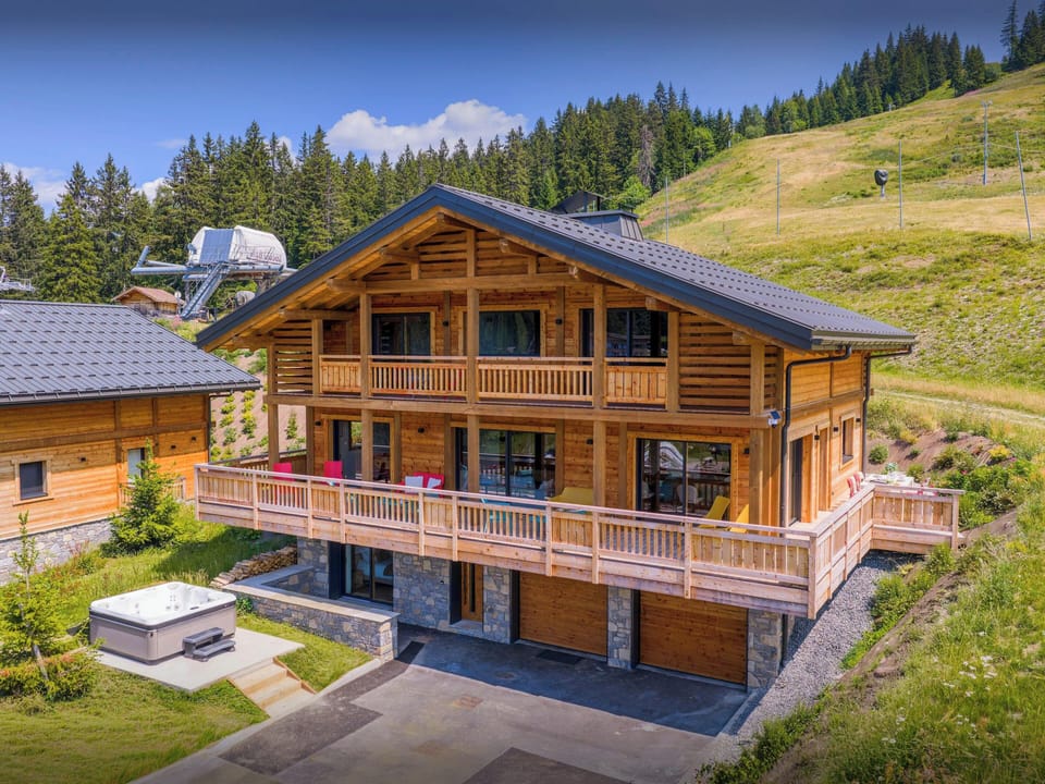 View of the property & jacuzzi