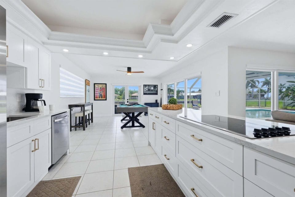 Beautiful, bright, full-equipped kitchen
