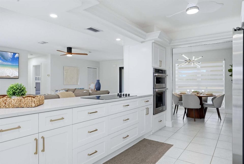 Beautiful, bright, full-equipped kitchen