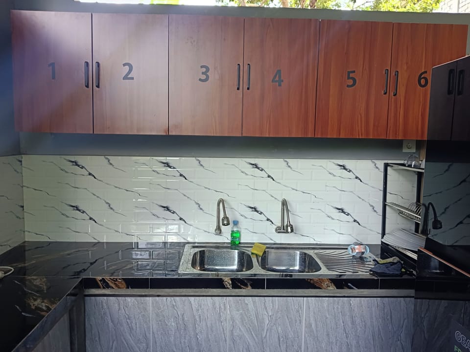 Full-size fridge, microwave, oven, stovetop
