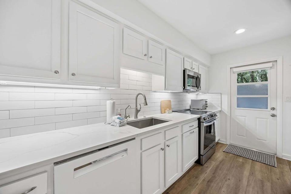Beautiful full kitchen