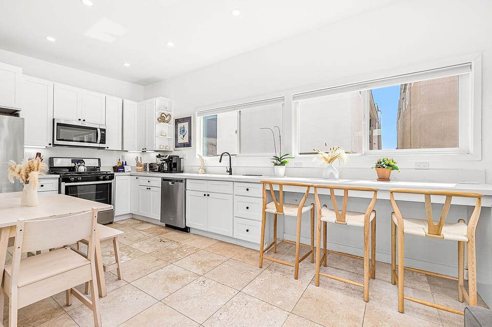 The well-equipped kitchen offers plenty of room for easy vacation meals
                