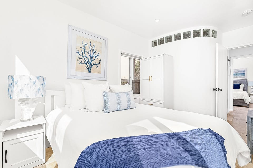 Wake up refreshed in the guest bedroom with a comfortable queen-size bed
                
