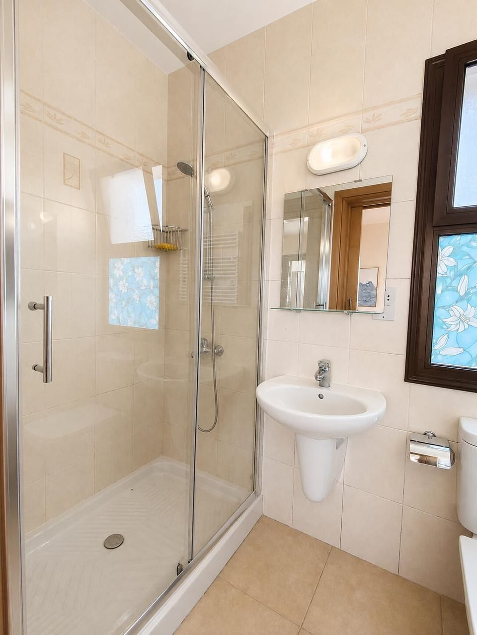 En suite
Walking shower