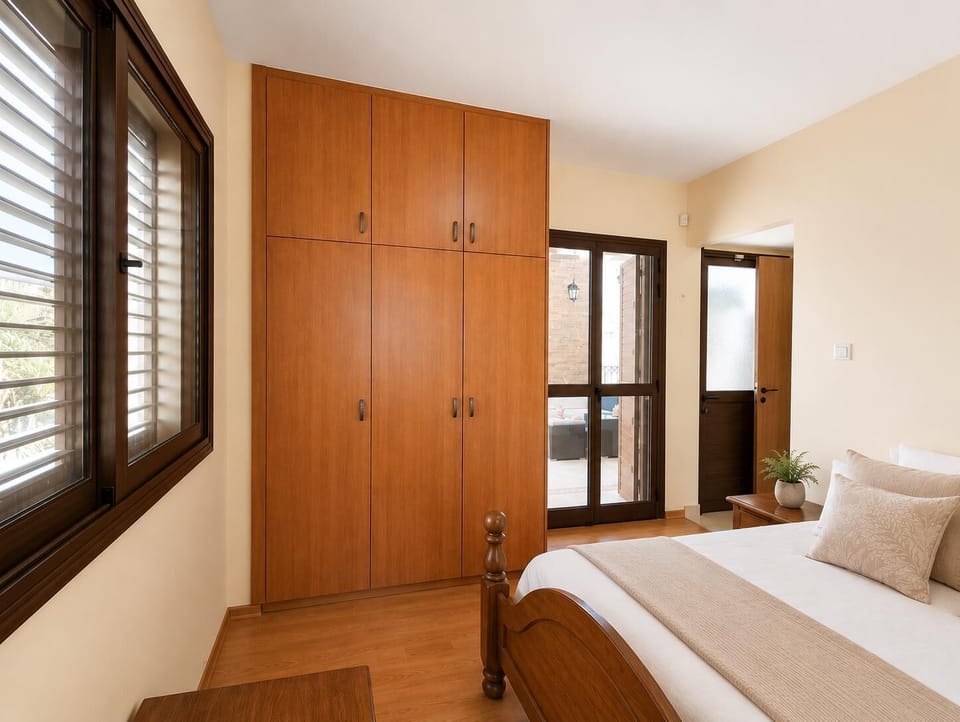 1st floor
Double Bed 
En suite (walking shower)