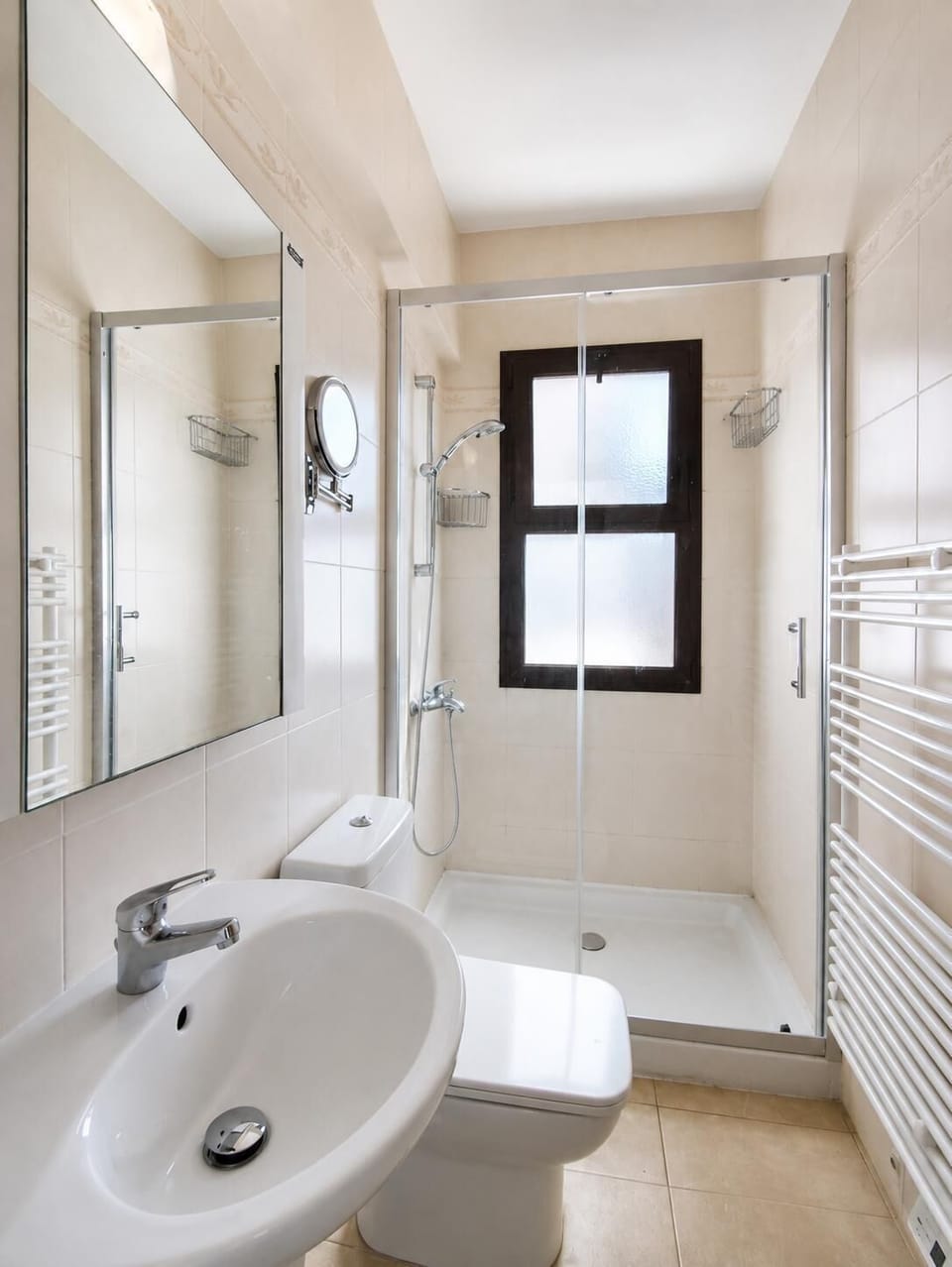 Walking shower
En suite
