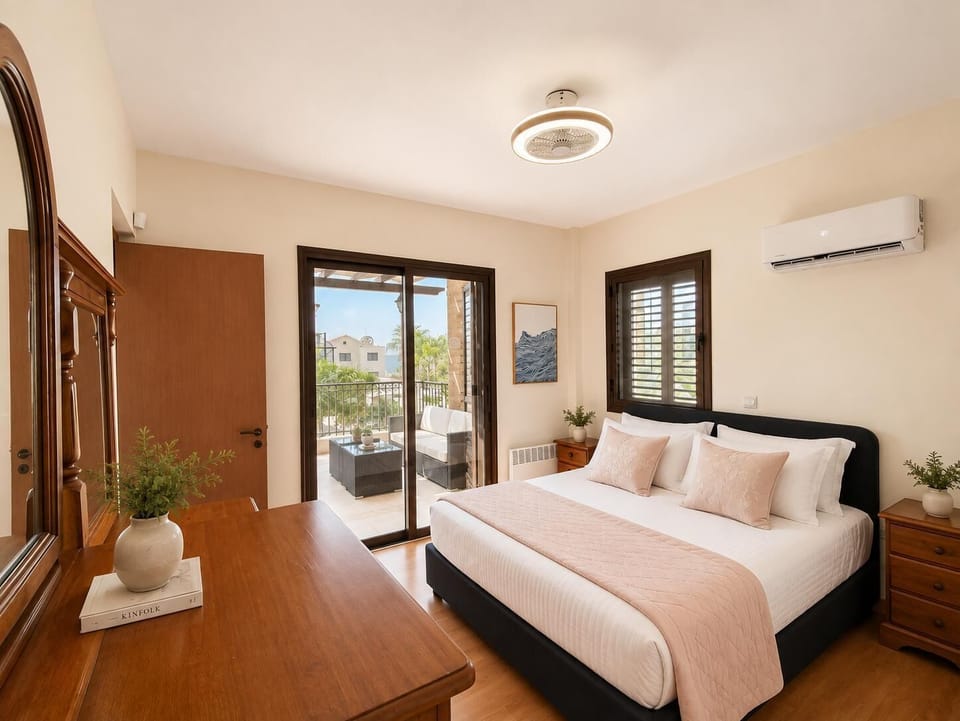1st floor
Double Bed 
En suite (walking shower)