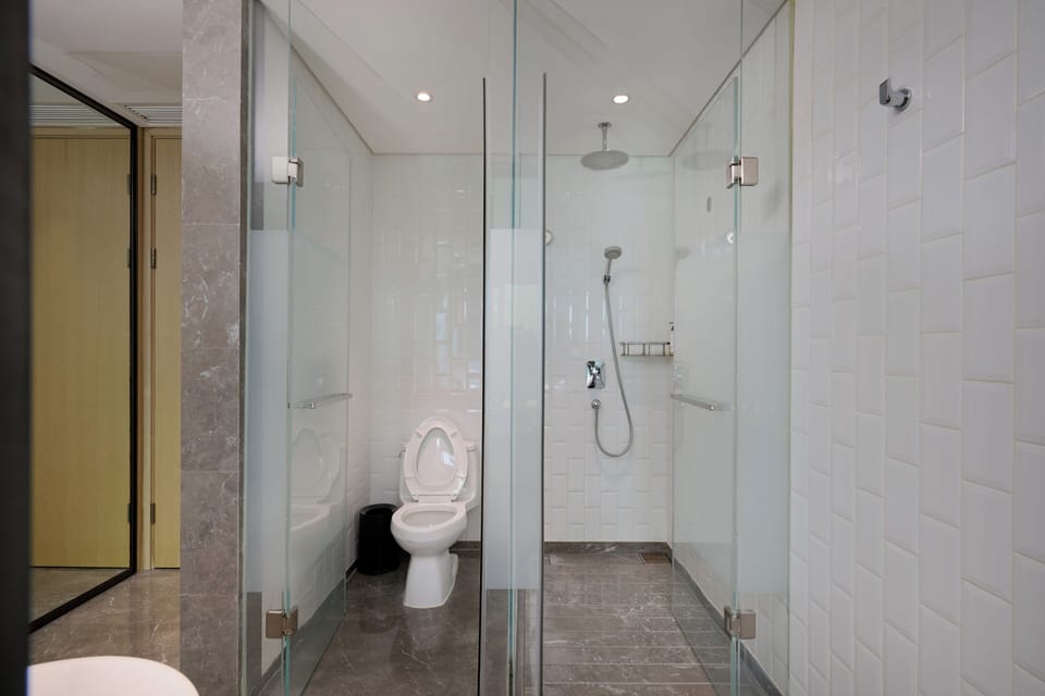 Standard King | Bathroom | Hair dryer, slippers, towels