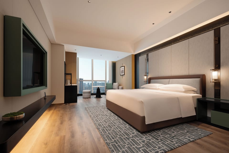 Deluxe King | In-room safe, desk, laptop workspace, soundproofing