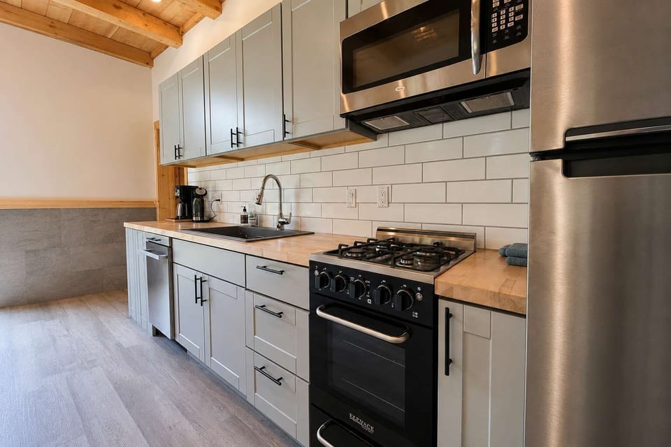 Kitchen: This bright and practical kitchen offers plenty of space for preparing meals, enjoying morning coffee, and sharing casual dining moments during your stay.
