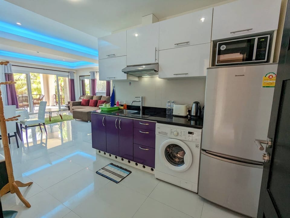 Condo, 1 Bedroom, Smoking, Balcony | Private kitchen