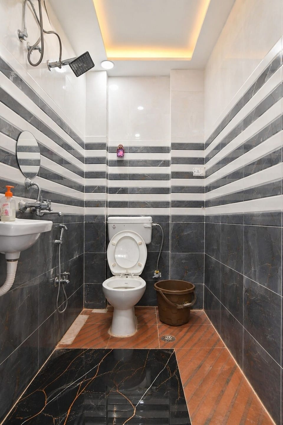 Deluxe Double Room, City View | Bathroom | Shower, towels, soap, shampoo